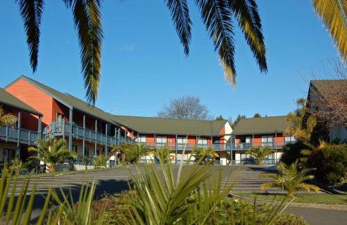 Two Mile Bay Hotel | Lakeland Resort Taupo