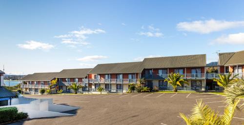 Two Mile Bay Hotel | Lakeland Resort Taupo