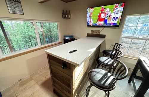 Altaville Cabin | LakeMont Pines Cozy 3-bedroom cabin in Arnold with AC, WiFi, Pool Table and More