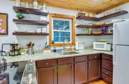 Lakemont Cottage | Lakemont Vacation Rental w/Screened-In Porch!