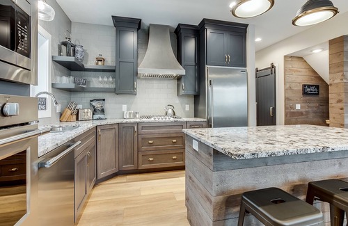 Mayfield House | 🏞️ Lakemore Resort - New Luxury Navy Home w/Infinity Hot Tub