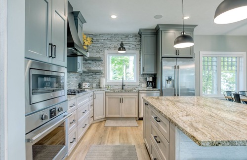 Mayfield House | 🏞️ Lakemore Resort - New Luxury Lakefront Gray House!