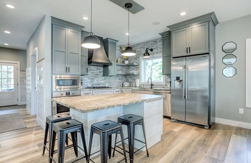 Mayfield House | 🏞️ Lakemore Resort - New Luxury Lakefront Gray House!