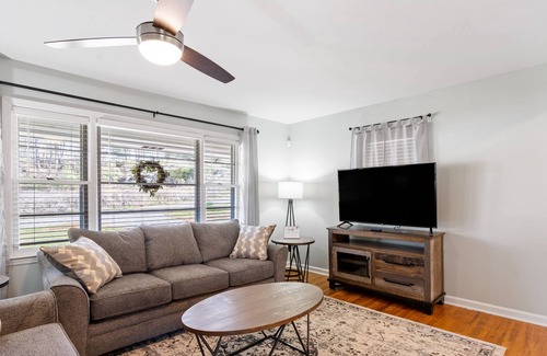 Emerson House | Lakepoint Bunk House, 1 Mile from Lakepoint Sports