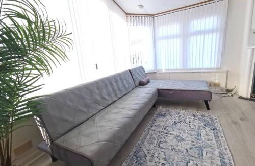 Overstone House | Lakes and woodlands hiking Overstone Holiday Park