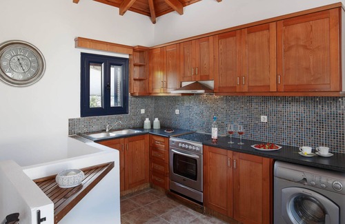 Kavallos Villa | Lakescape Villa in Kournas - AMAZING VIEW!