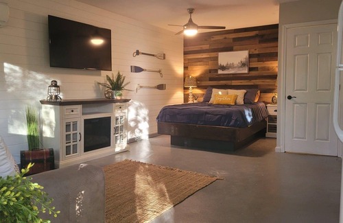 Lynn Cabin | Lakeshore Cottage Lake Lanier | Privacy, Free Wifi