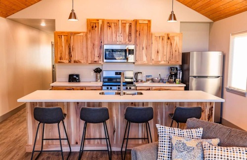 Homer Condo | Lakeshore Lodging Luxury Suites
