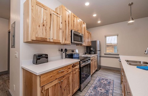 Homer Condo | Lakeshore Lodging Luxury Suites