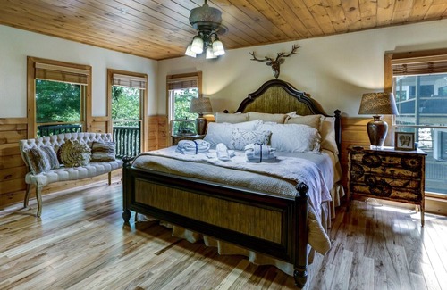 Blairsville Cabin | Lakeshore Manor-Stately Luxurious Lakefront Mountain Home, Hot Tub, Pool Table