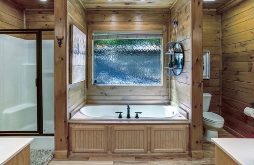 Blairsville Cabin | Lakeshore Manor-Stately Luxurious Lakefront Mountain Home, Hot Tub, Pool Table