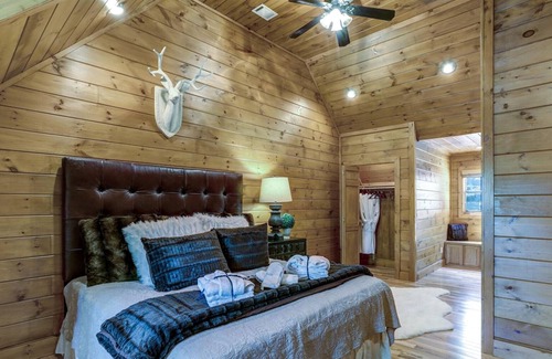 Blairsville Cabin | Lakeshore Manor-Stately Luxurious Lakefront Mountain Home, Hot Tub, Pool Table