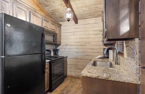 Indian Point Cabin | Lakeside 2bd/2ba cabin, sleeps 6. Free Use of Kayaks-Ticket DEALS and Resort Perks!