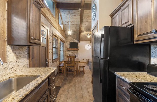 Indian Point Cabin | Lakeside 2bd/2ba cabin, sleeps 6. Free Use of Kayaks-Ticket DEALS and Resort Perks!