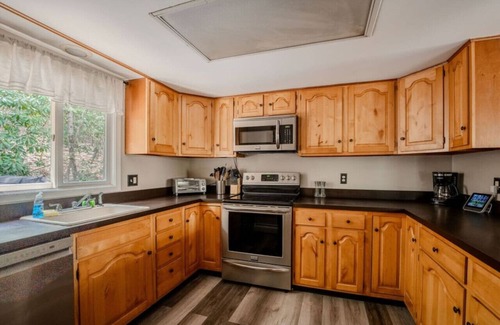 Briar Crest Woods House | Lakeside at Elk Lodge W/Hot Tub