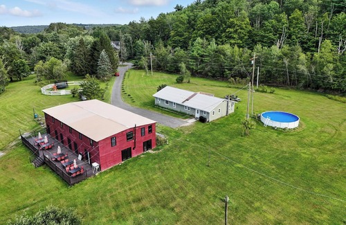 Liberty Resort | Lakeside Barn Estate- 3 Cozy Homes+Pool+Hot Tub!