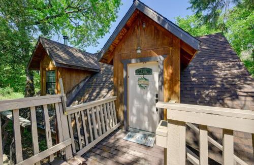 Wishon Apartment | Lakeside Bear Lodge Studio 9 Mi to Bass Lake!