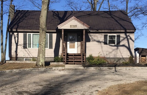 Pulaski House | Lakeside Bliss: Serene Retreat on Lake Ontario, Near the Renowned Salmon River