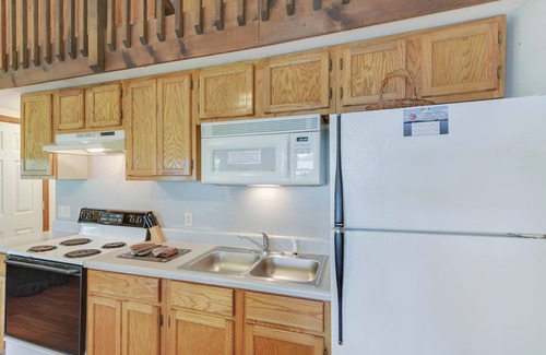 Ellijay Cabin | Lakeside Cabin #7 at Carters Lake Marina, includes a boat slip at the marina