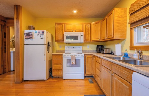 Primrose Cabin | Lakeside Cabin: Private Dock - Canoe & Kayaks - HotTub -PetFriendly -Arcade Game