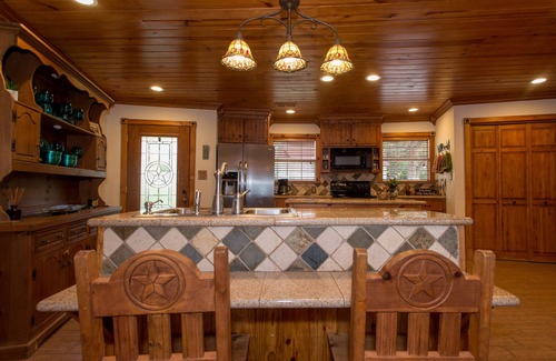 Leisure Land House | Lakeside Cabin Retreat – Stunning Sunsets, Hot Tub, Sauna & More!