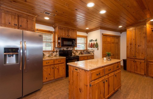 Leisure Land House | Lakeside Cabin Retreat – Stunning Sunsets, Hot Tub, Sauna & More!