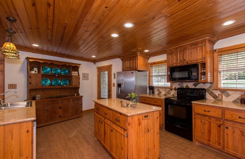 Leisure Land House | Lakeside Cabin Retreat – Stunning Sunsets, Hot Tub, Sauna & More!