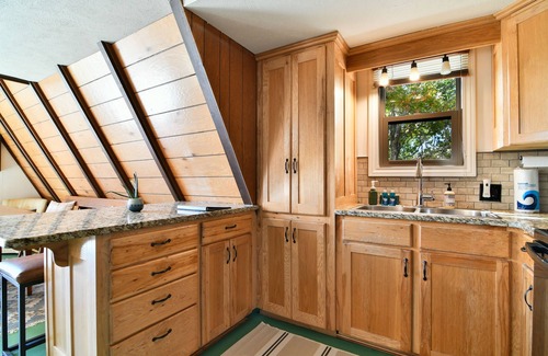 Indian Point House | Lakeside cabin with water views, hot tub, pool table & a/c
