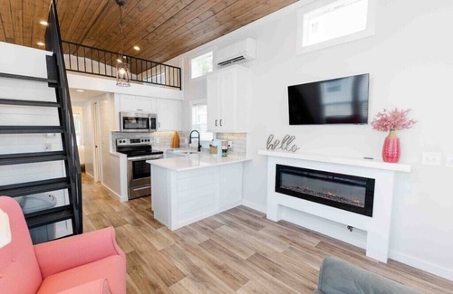 Lincoln House | Lakeside Chic: Stylish Family Tiny Home Retreat #4