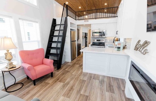 Lincoln House | Lakeside Chic: Stylish Family Tiny Home Retreat #4
