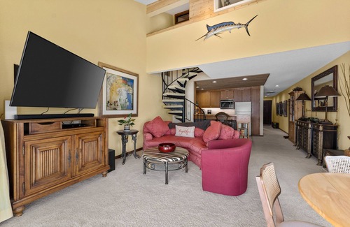 Chelan Condo | Lakeside Condo w/Shared Pools, Hot tub & Tennis Court - Steps To Swimming Area