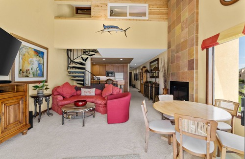 Chelan Condo | Lakeside Condo w/Shared Pools, Hot tub & Tennis Court - Steps To Swimming Area