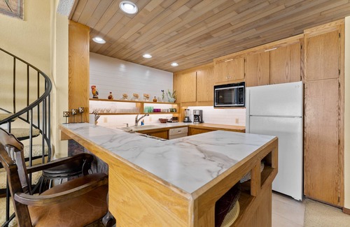 Chelan Condo | Lakeside Condo w/Shared Pools, Hot tub & Tennis Court - Steps To Swimming Area
