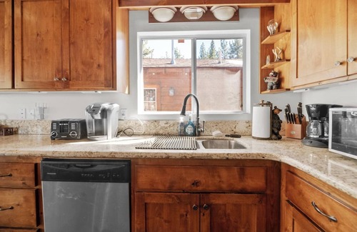 Big Bear Lake Cabin | Lakeside Cottage - Charming Retreat