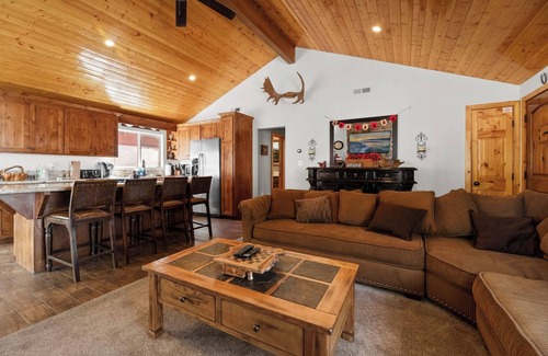 Big Bear Lake Cabin | Lakeside Cottage - Charming Retreat