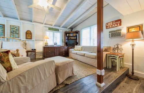 Fennville House | Lakeside Cottage - Right across of Westside County Park with lake access