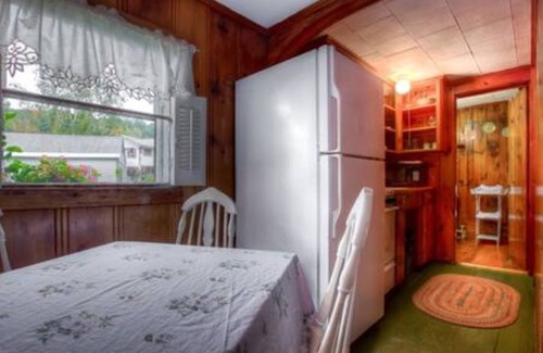 Holderness Cottage | Lakeside Cottage with Kitchen