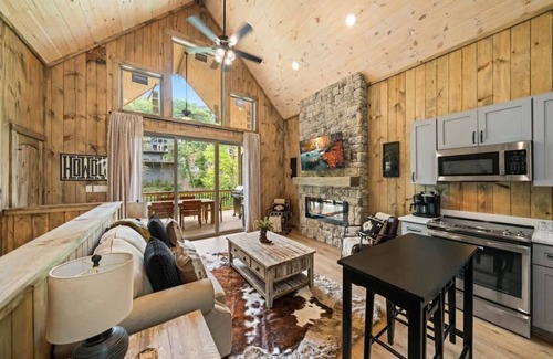 Sevierville Cabin | Lakeside Country - Hot Tub Retreat with Lake Access