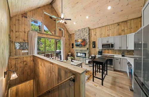 Sevierville Cabin | Lakeside Country - Hot Tub Retreat with Lake Access