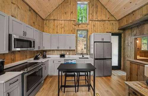 Sevierville Cabin | Lakeside Country - Hot Tub Retreat with Lake Access