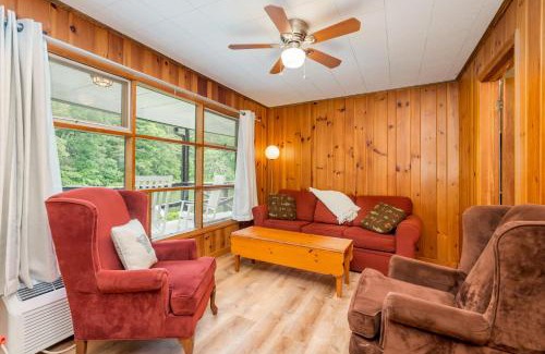 Flat Rock Hotel | Lakeside Delight - Unit 302