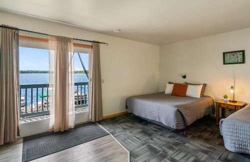 Mayfield Apartment | Lakeside Double Queen Suite Upper-Level Retreat