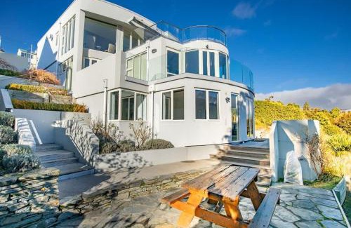 Kelvin Heights House | Lakeside Escape