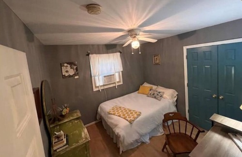 Leesville Cottage | Lakeside Farmhouse - Pets Welcome