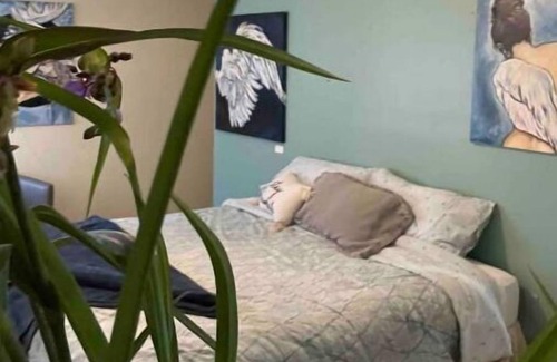 Leesville Cottage | Lakeside Farmhouse - Pets Welcome