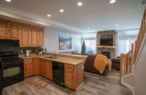 Ogden House | Lakeside Funscape LS33 | Pool |Pickleball |Hot Tub