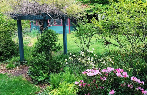 Lakeside Cottage | Lakeside Grove Cottage - Perfect Lakeside Village/Beach Location