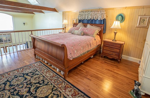 De Ruyter Cottage | Lakeside Guest Cottage w/2 Kayaks Sleeps 4 on a 410' Private Peninsula