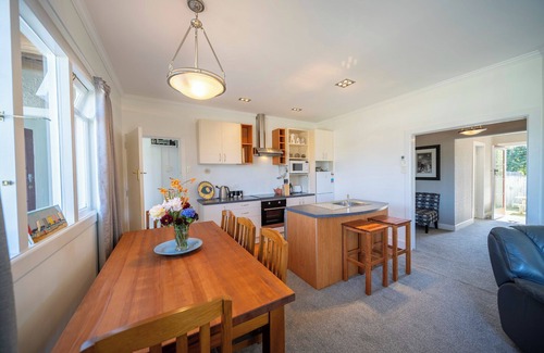Te Anau House | Lakeside Haven - Te Anau Holiday Home