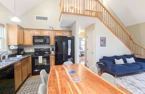 Sylvan Shores House | Lakeside Hideaway near Beaver Lake+Wifi+Deck